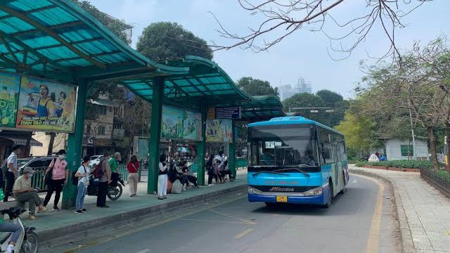 Hà Nội phát hành thẻ xe buýt điện tử cho đối tượng chính sách 