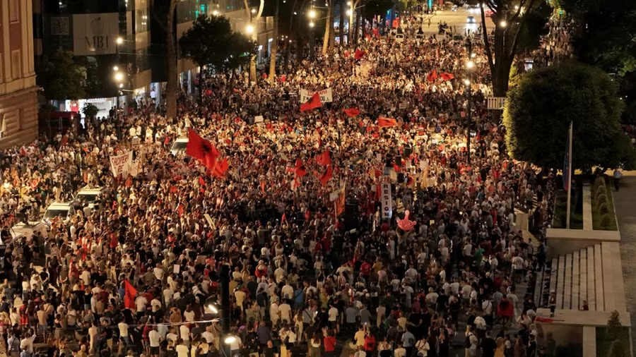 Albania biểu tình đòi Thủ tướng Edi Rama từ chức