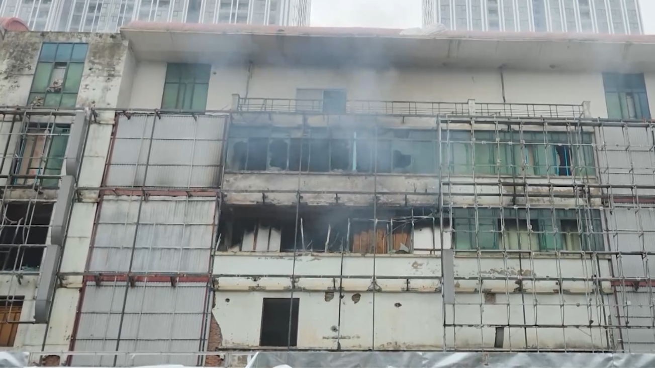 Cháy toà nhà 5 tầng đang tháo dỡ ở phường Hà Đông