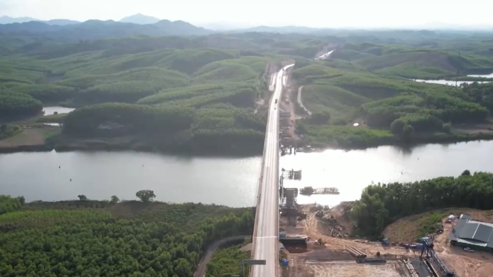 Tạm dừng khai thác tuyến cao tốc Cam Lộ - La Sơn vào ban đêm