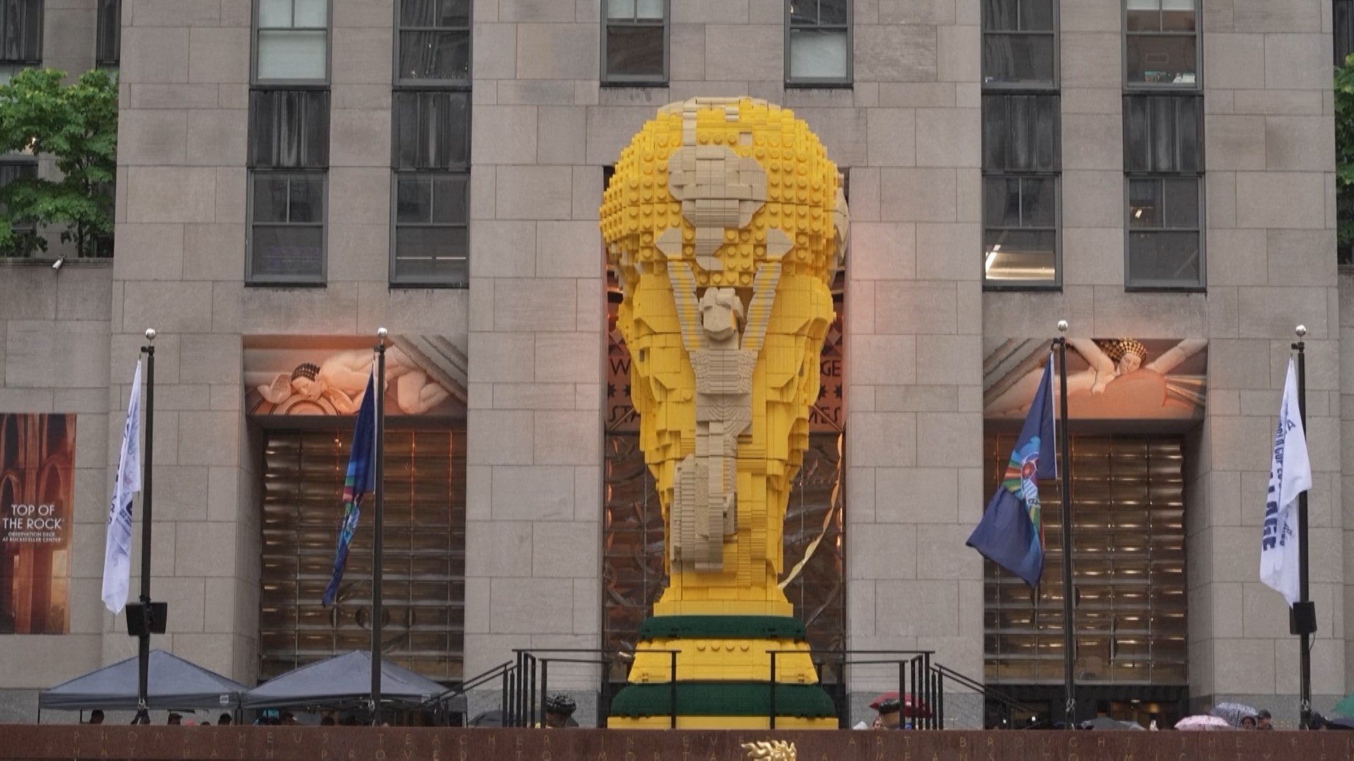 Độc đáo mô hình cúp World Cup LEGO khổng lồ tại New York