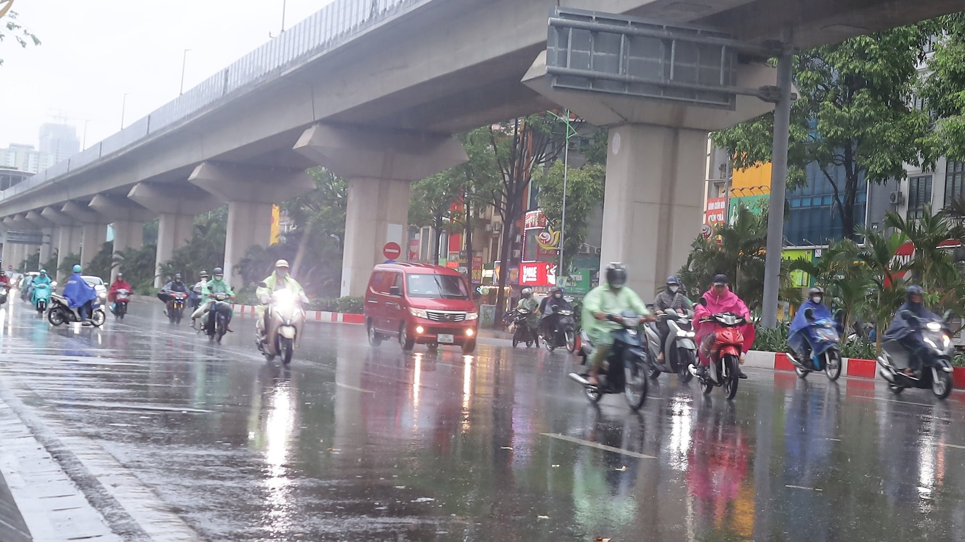 Hà Nội mưa dông vào tối và đêm nay