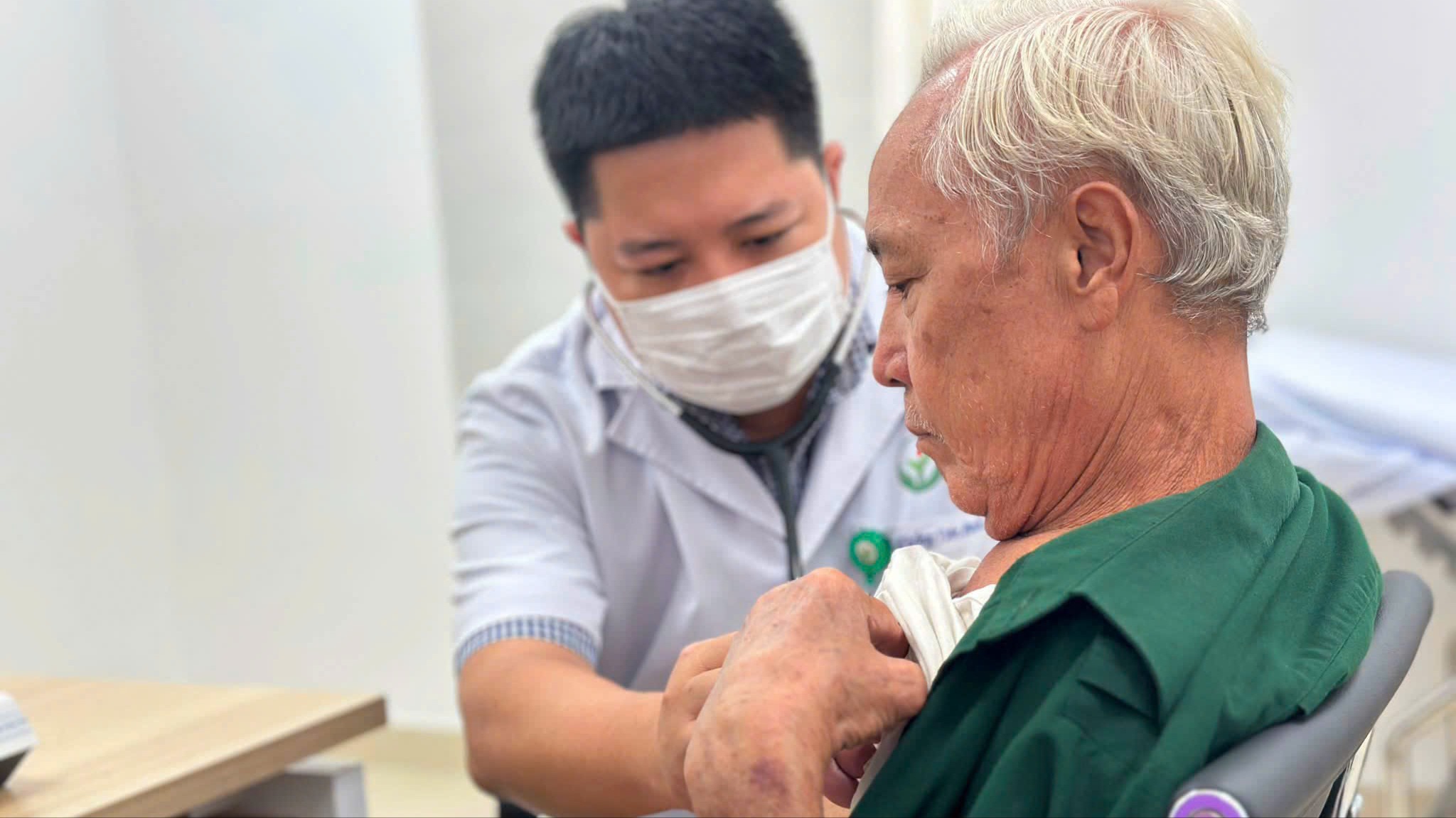 Khám, tặng quà cho người có công tại Bệnh viện Hữu nghị Việt Đức cơ sở Ninh Bình