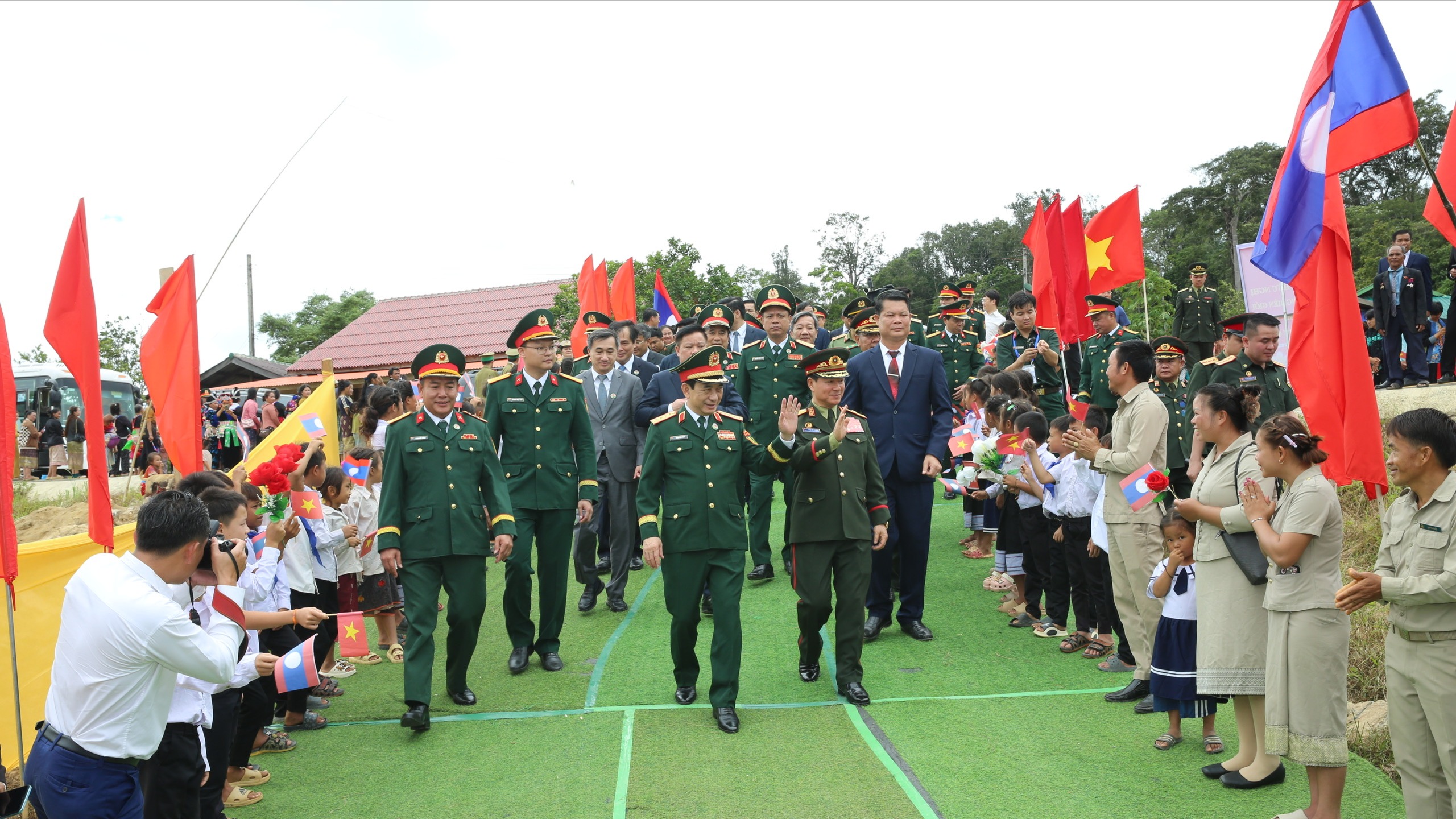 Nhiều hoạt động trong giao lưu biên giới hữu nghị quốc phòng Việt Nam - Lào