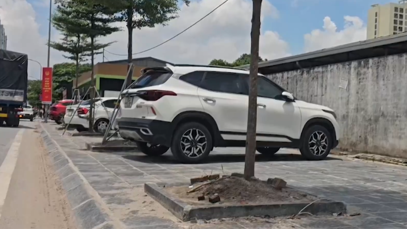 Vỉa hè mới được chỉnh trang, cải tạo lại bị chiếm dụng