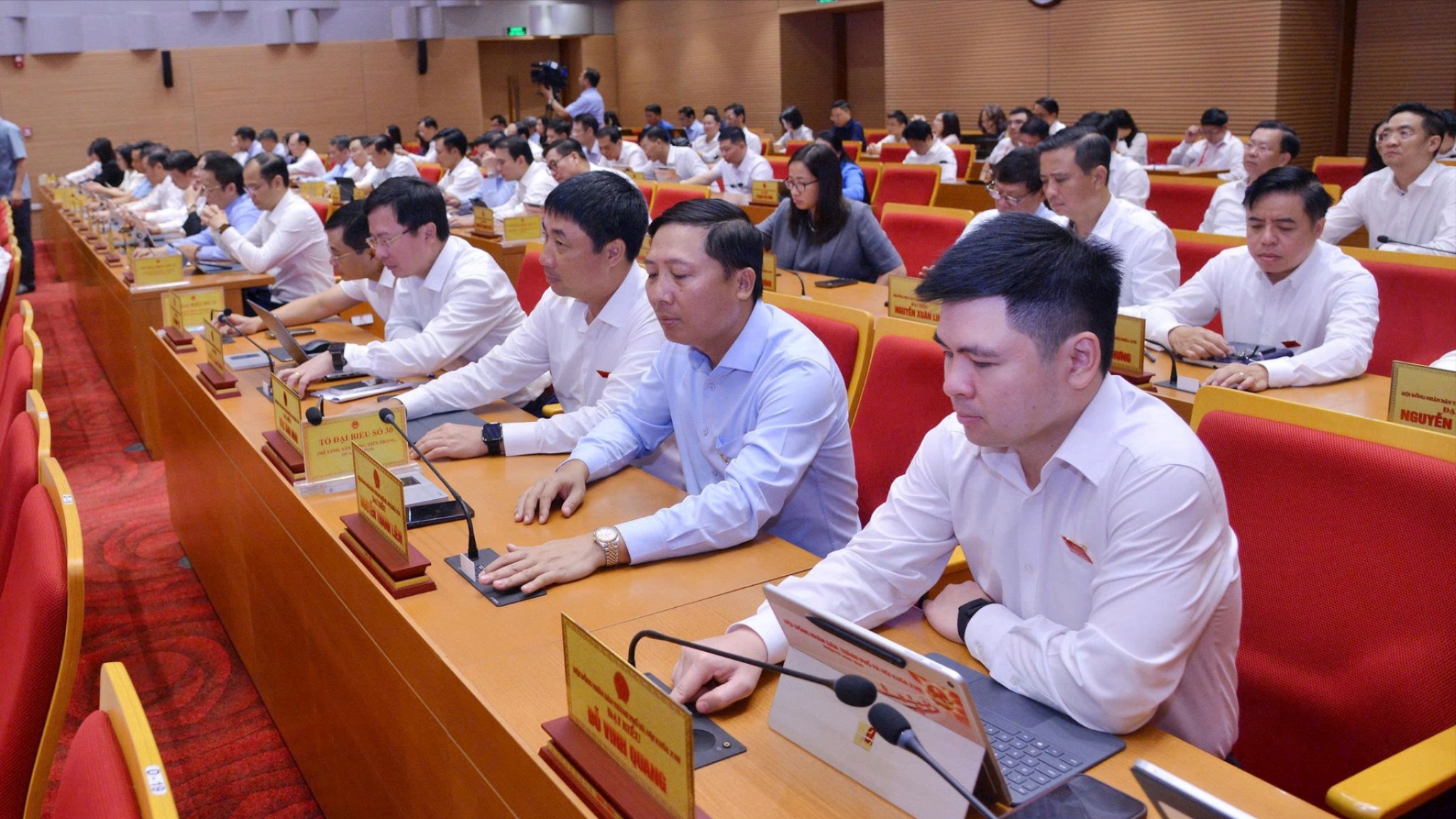 Miễn nhiệm 11 uỷ viên UBND thành phố