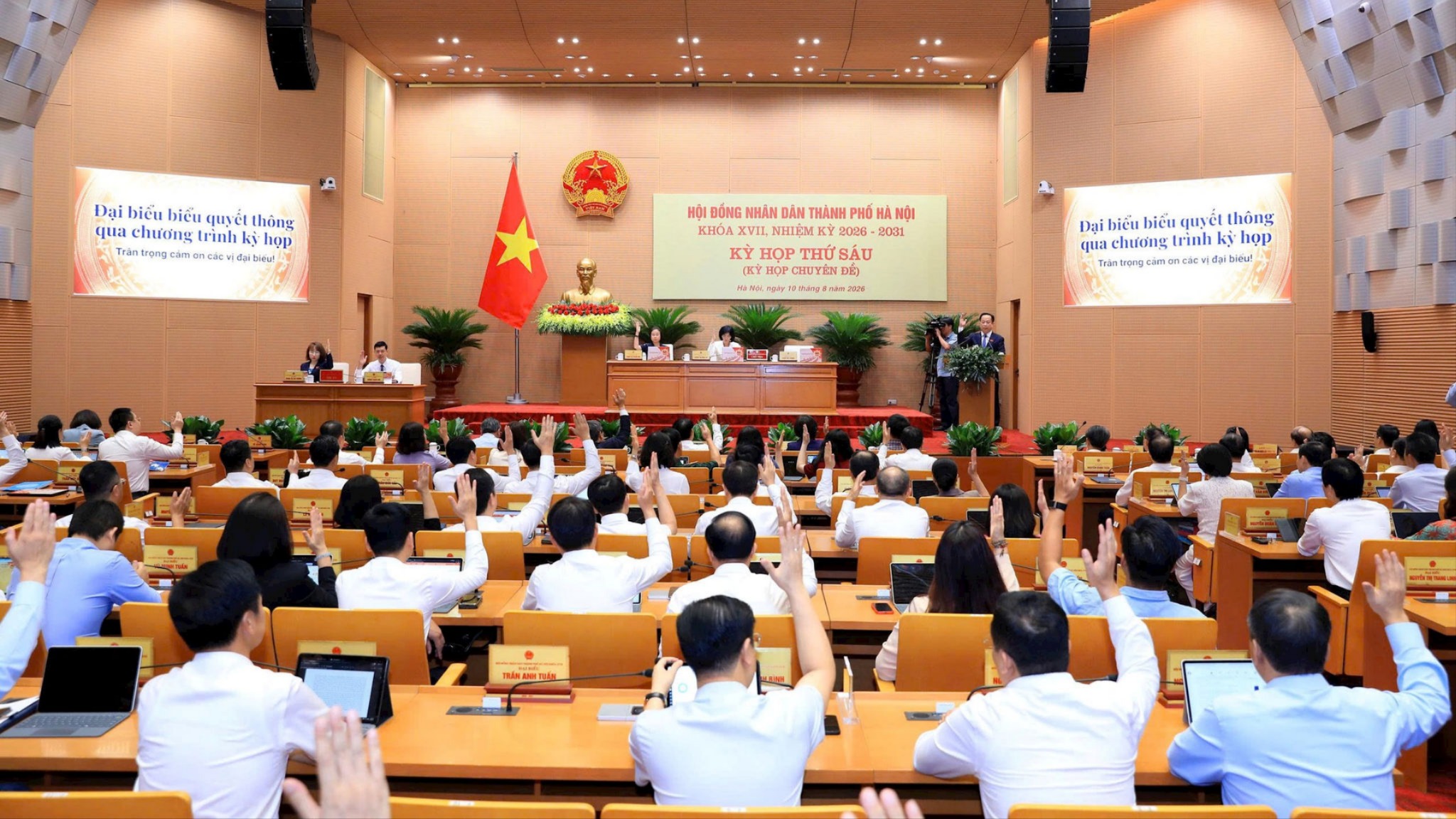 Thông qua các chính sách về giáo dục, y tế, an sinh xã hội
