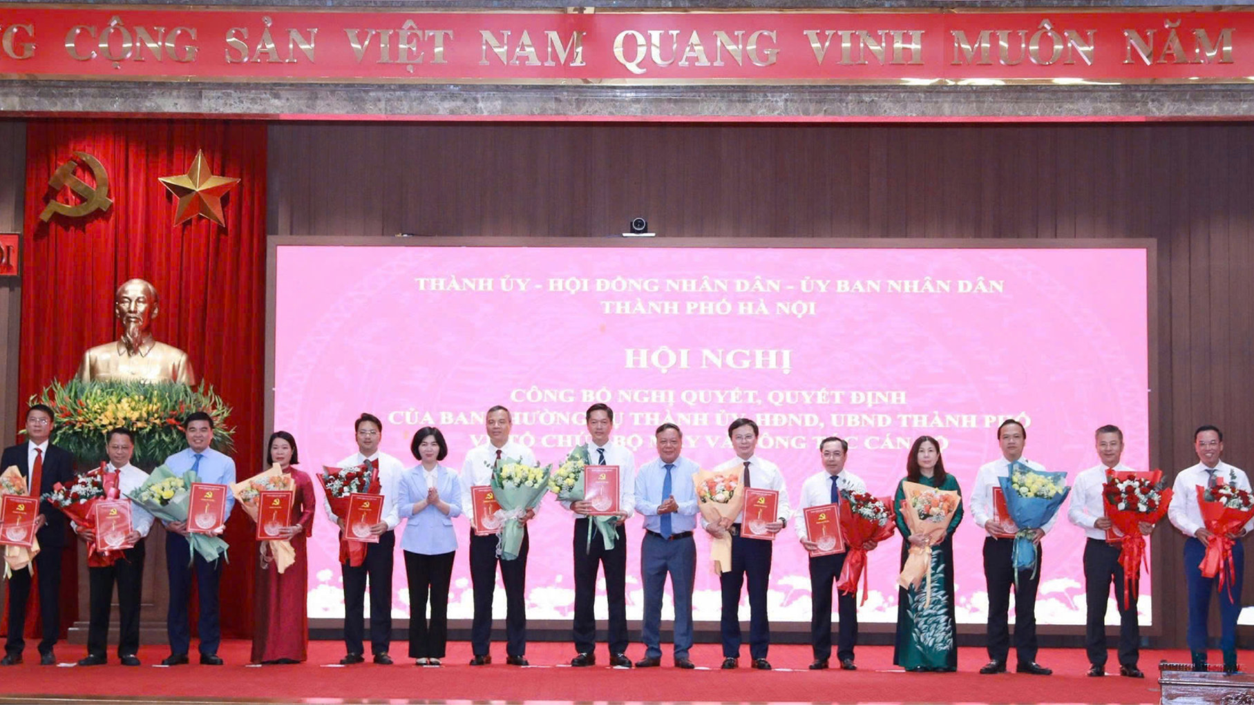 Thành phố Hà Nội công bố các quyết định về công tác cán bộ