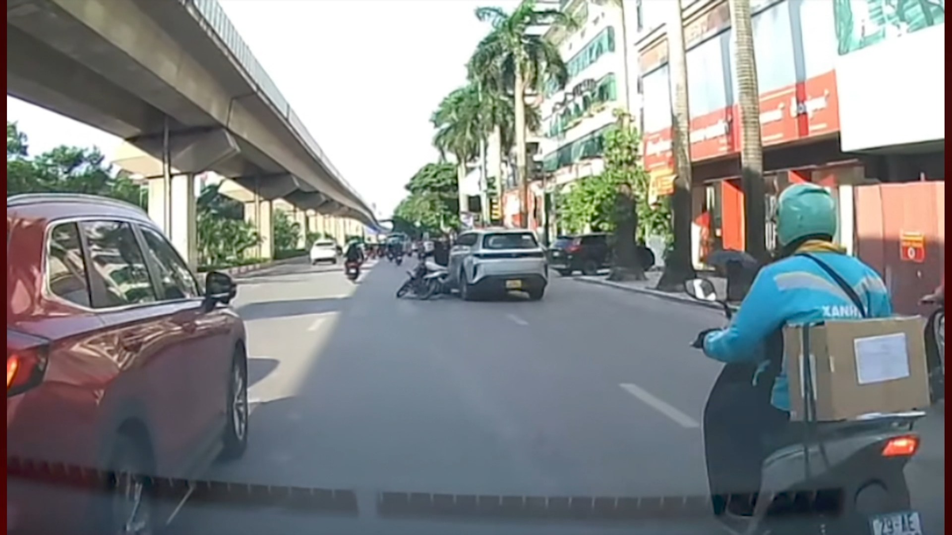 Xác minh clip ô tô và xe máy liên tục tạt đầu nhau ở Hà Nội