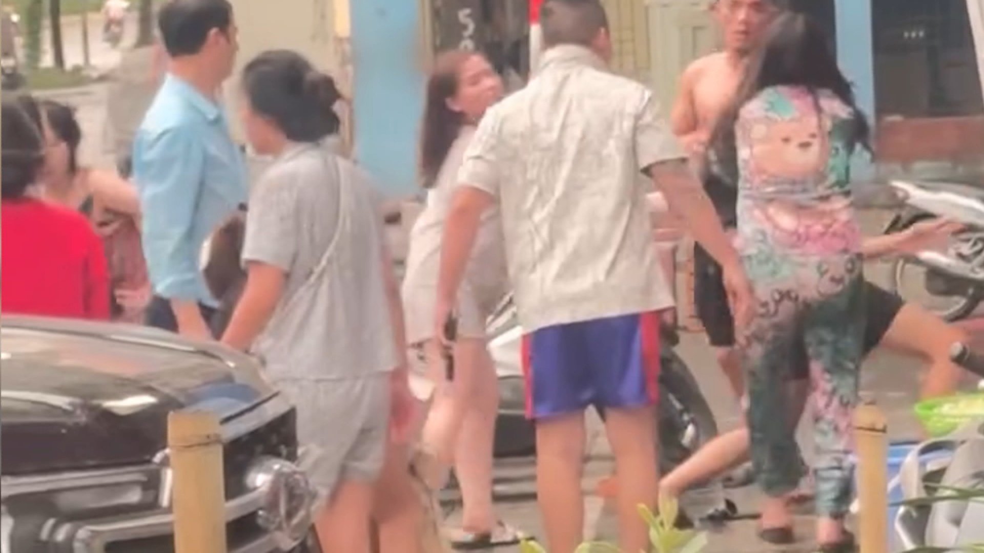 Công an xác minh vụ cô gái bị đánh giữa phố