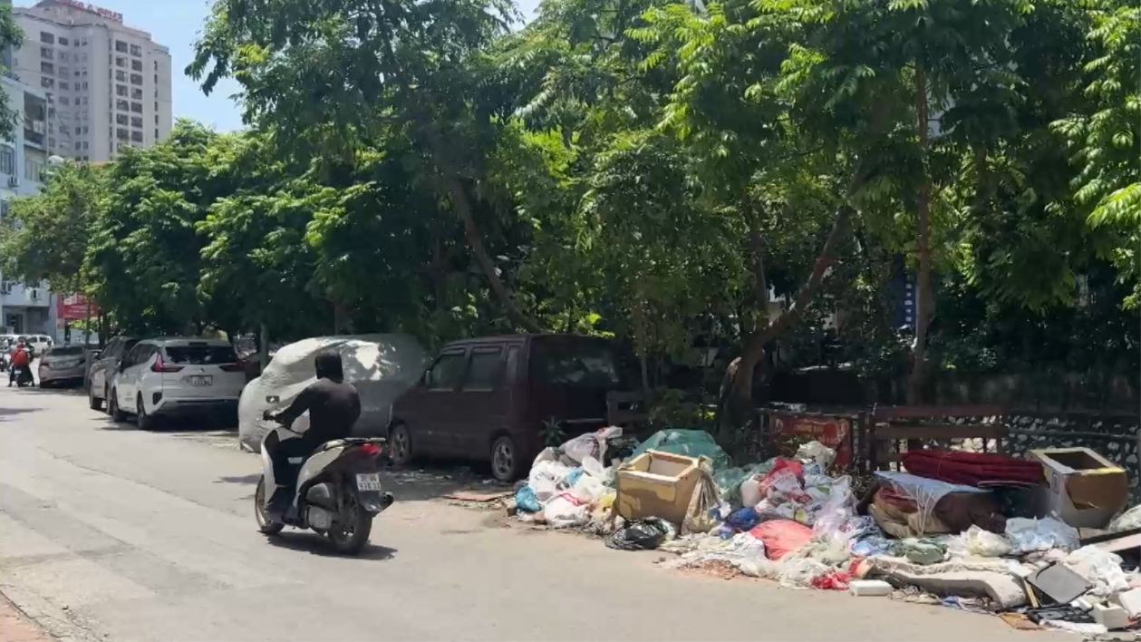 Vi phạm trật tự đô thị tại khu vực ven sông Lừ