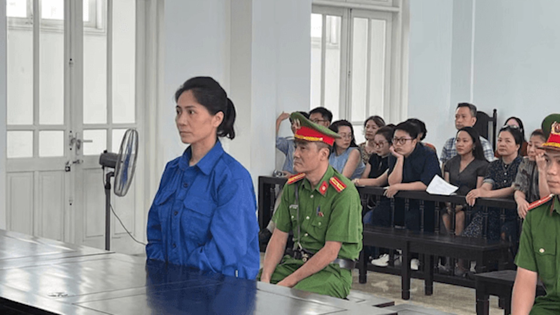 Hoãn xét xử bà chủ show 'Về đây bốn cánh chim trời'