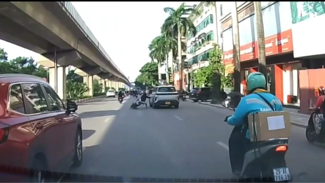Xác minh clip ô tô và xe máy 'đánh võng' trên đường