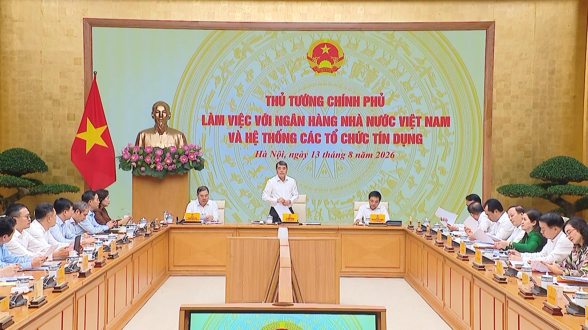 Thủ tướng yêu cầu giảm lãi suất, khơi thông nguồn vốn cho tăng trưởng