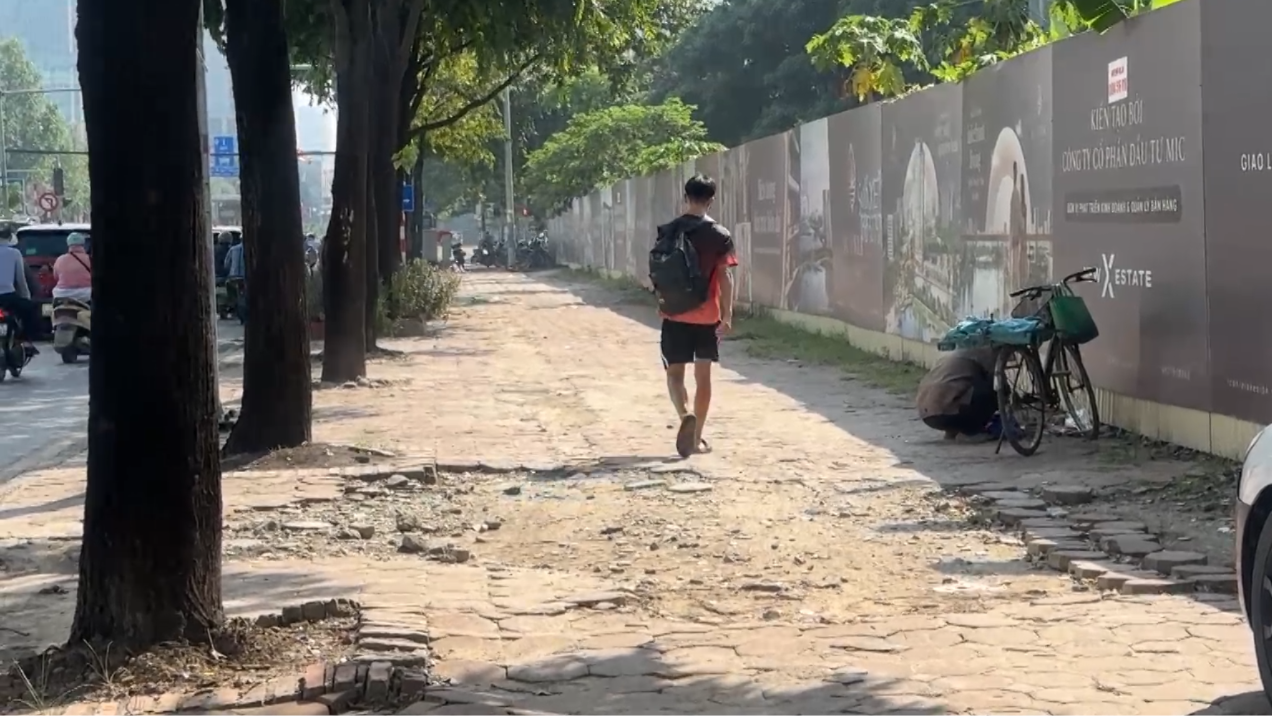 Vỉa hè đường Tố Hữu xuống cấp nghiêm trọng