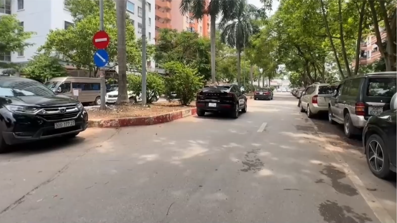 Xử phạt nhiều ô tô đỗ sai quy định trong khu dân cư