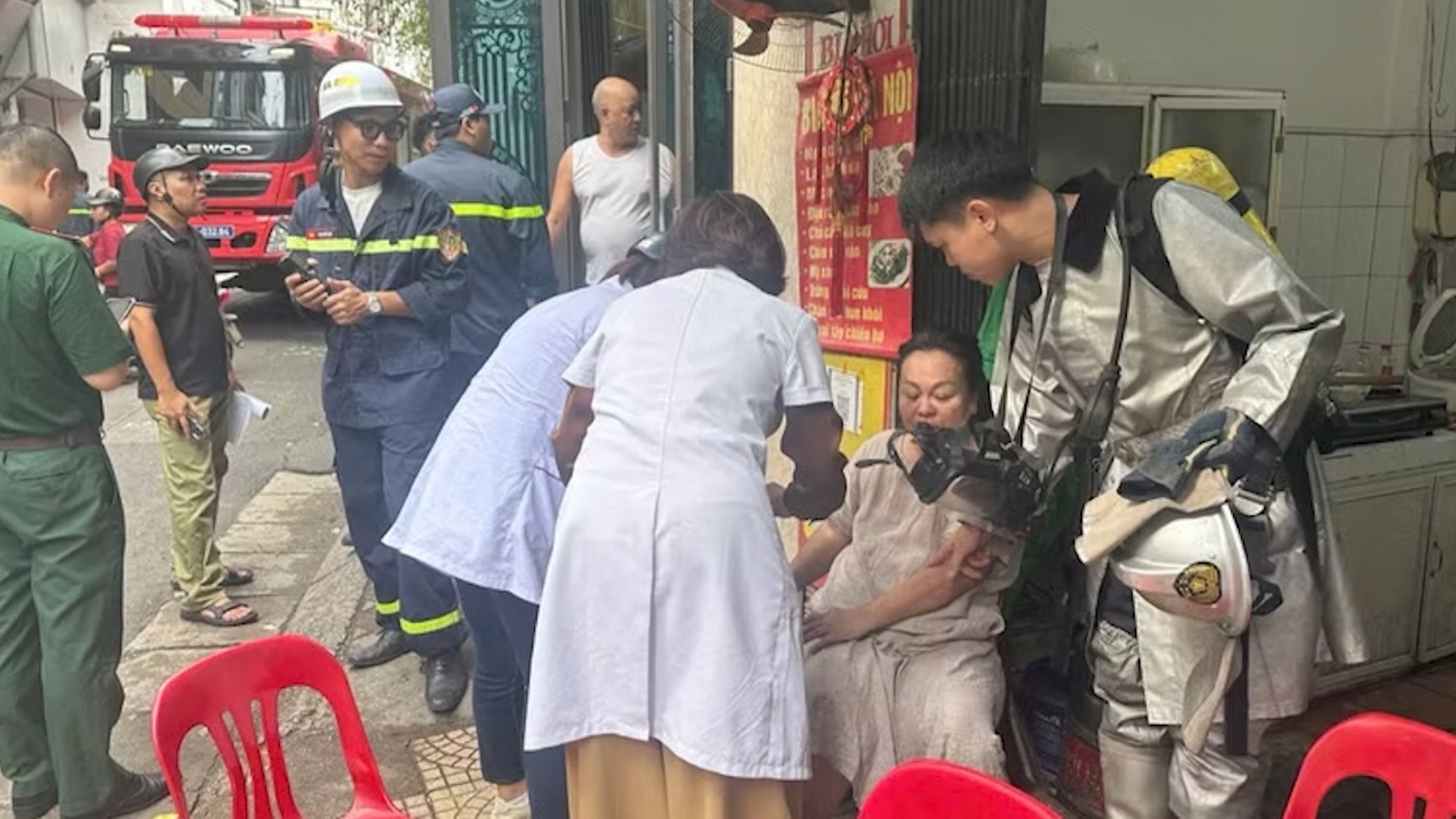 Cảnh sát giải cứu phụ nữ mắc kẹt trong đám cháy