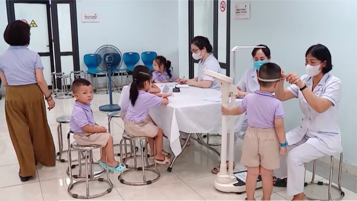 Hà Nội khám sức khỏe miễn phí cho học sinh trước năm học mới