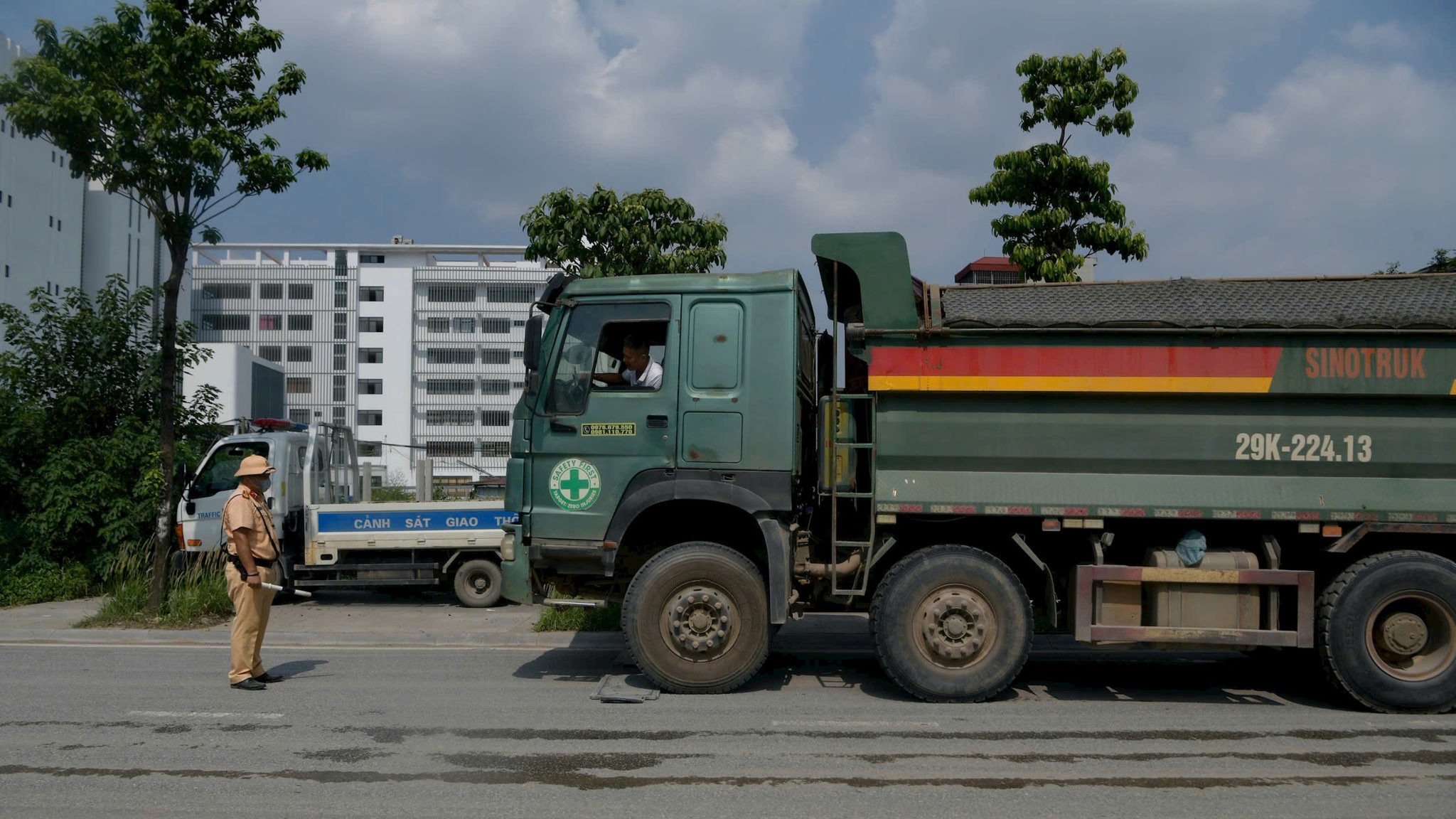 CSGT Hà Nội tăng cường kiểm tra, xử lý các xe tải vi phạm 