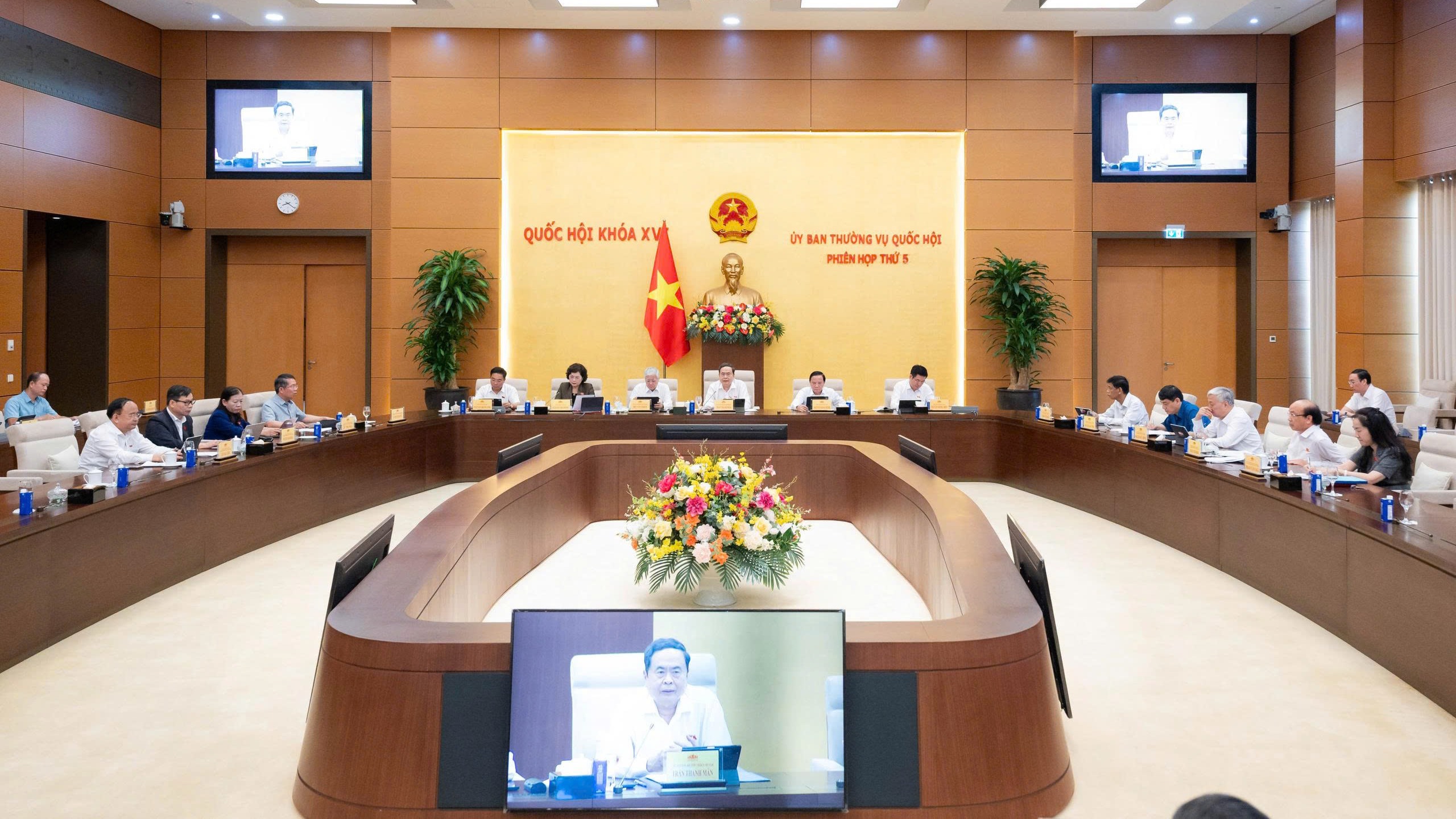 Hoàn thiện hành lang pháp lý tài chính - ngân hàng, bảo đảm an toàn hệ thống