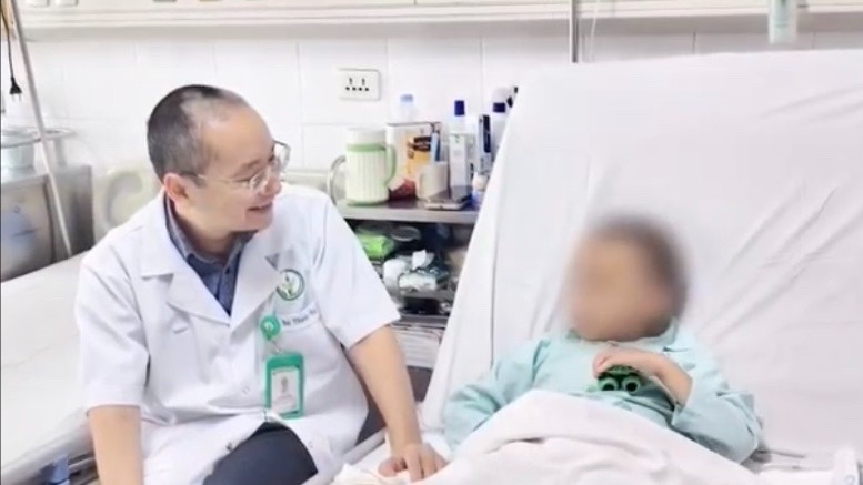 Cứu sống bé trai 6 tuổi bị cọc sắt xuyên thấu vùng bụng và tầng sinh môn