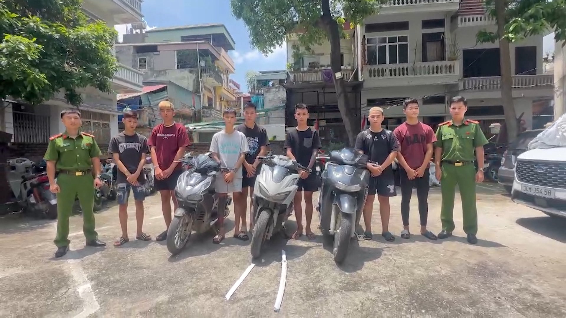 Khởi tố nhóm thanh thiếu niên chém người vô cớ trên phố