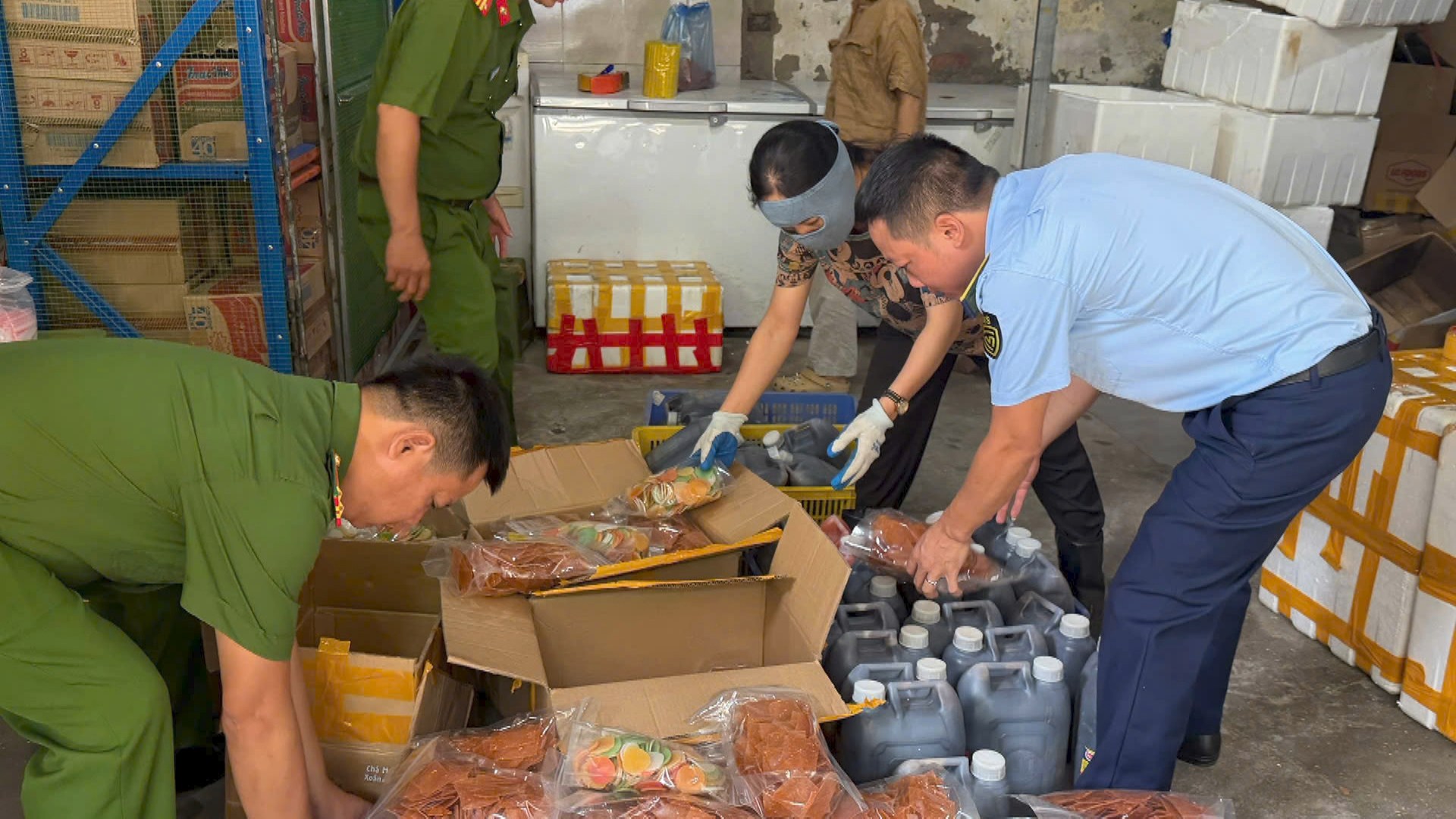 Xử phạt cơ sở kinh doanh thực phẩm 