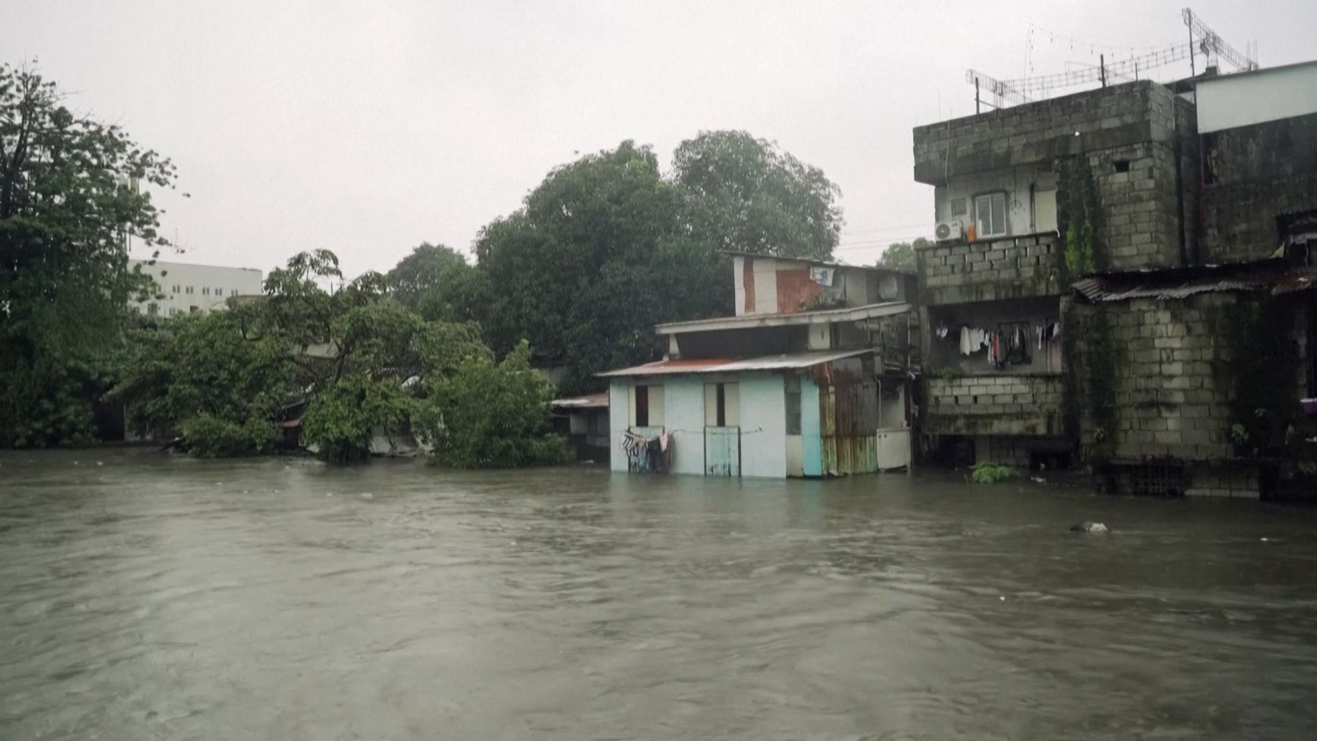 Mưa gió mùa gây ngập lụt nghiêm trọng ở miền Bắc Philippines