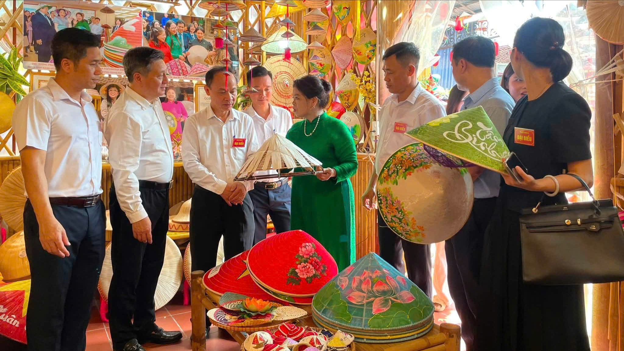 Chuyện người nghệ nhân nâng tầm nón lá làng Chuông