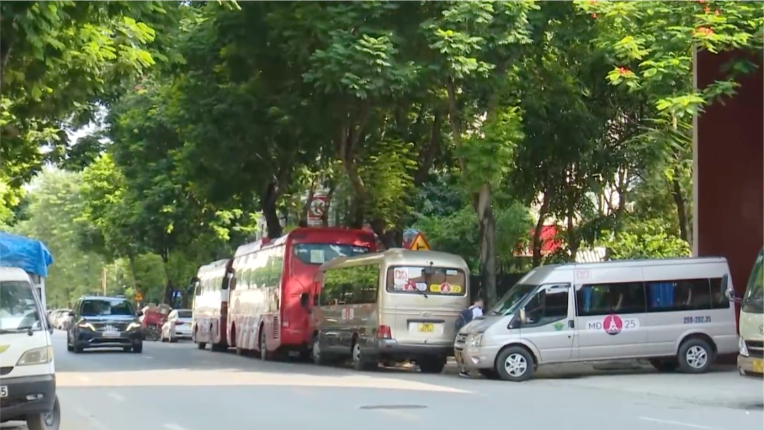 Ô tô “bủa vây” trường học ở phường Từ Liêm 