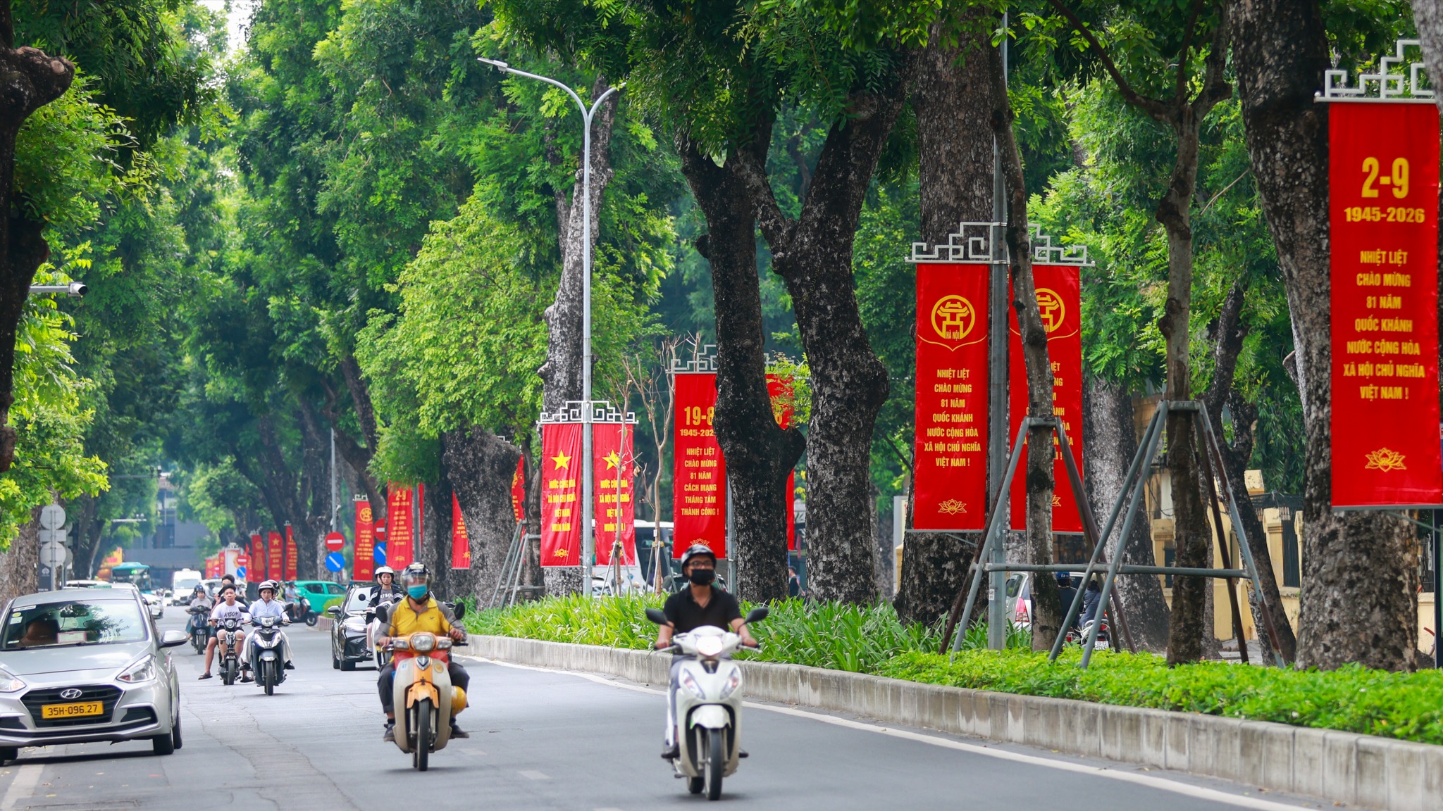 Hà Nội rực rỡ cờ hoa chào mừng các ngày lễ lớn của dân tộc