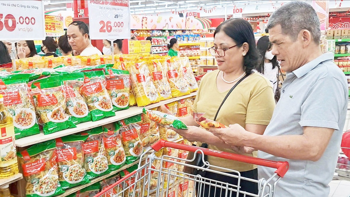 Từ kích cầu mua sắm đến nuôi dưỡng sức mua