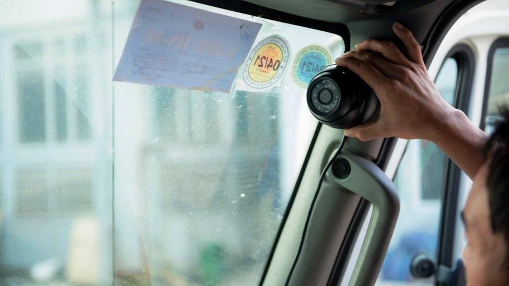 Phạt đến 12 triệu đồng nếu xe đầu kéo không lắp camera