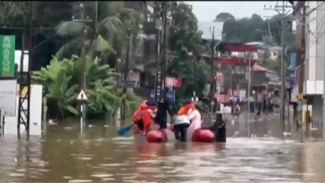 Mưa lớn gây lũ quét, sạt lở ở Ấn Độ