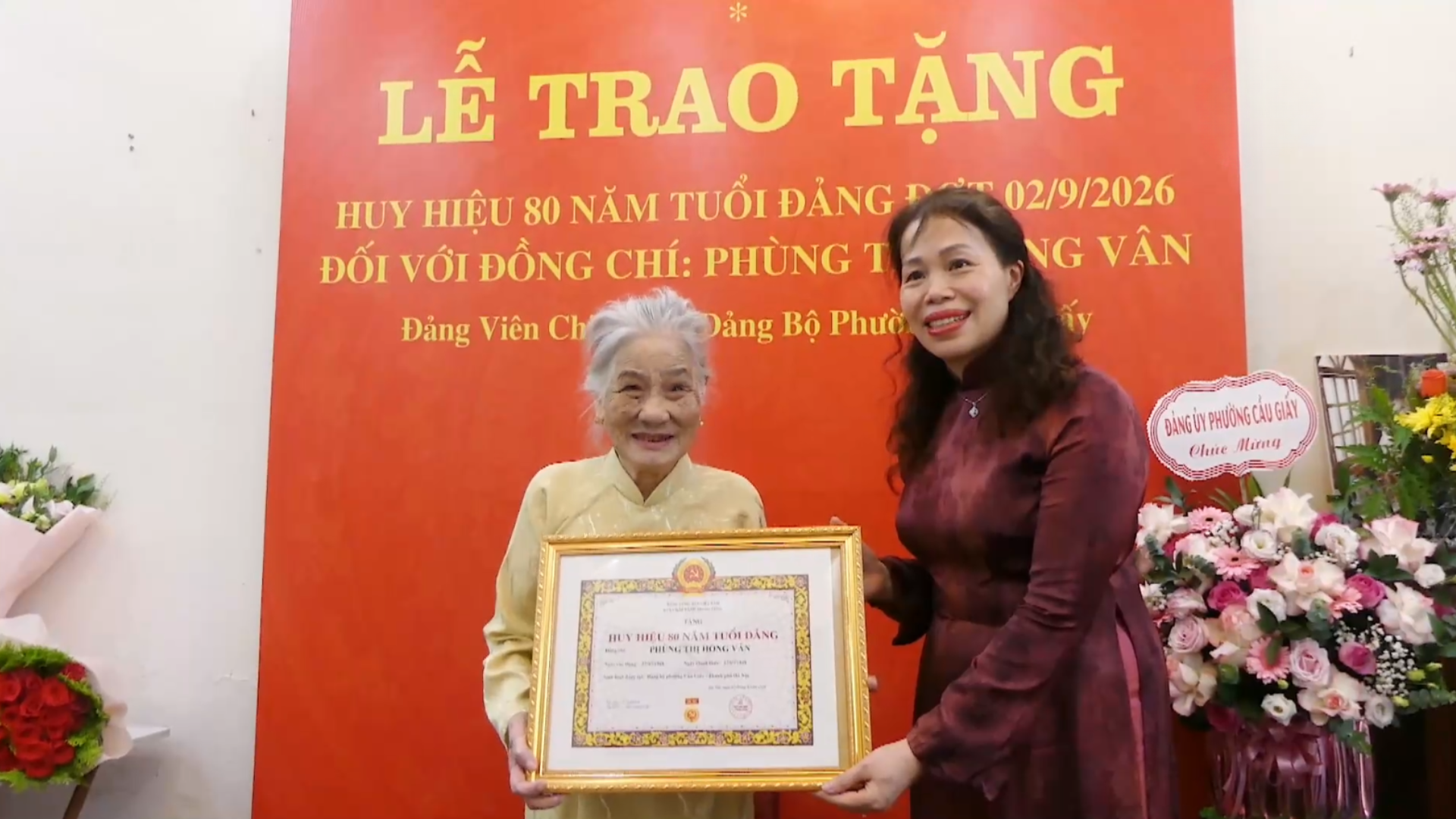 Phường Cầu Giấy trao Huy hiệu 80 năm tuổi Đảng 