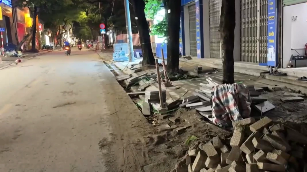 Phố Thái Thịnh: Thi công vỉa hè tiềm ẩn nguy hiểm