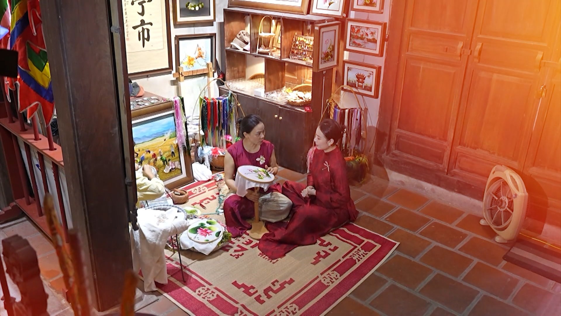 Trải nghiệm thêu thủ công tại đình Tú Thị