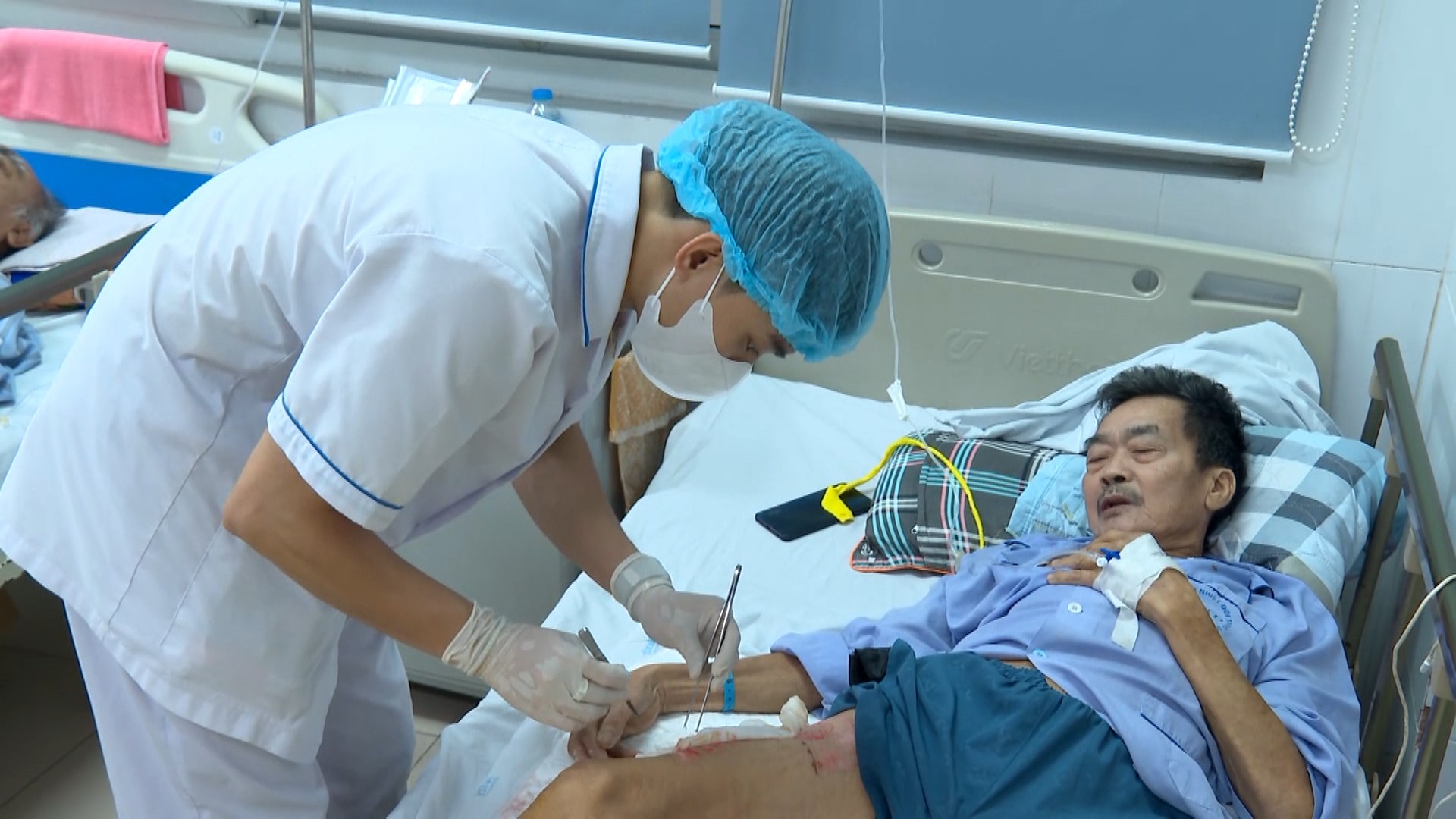 Nguy cơ tàn phế do tự dùng thuốc, đắp lá chữa bệnh