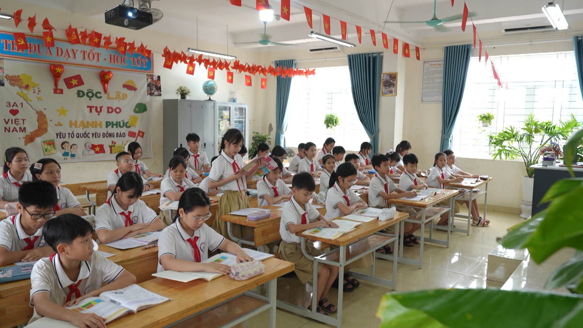 Giáo dục phổ thông đẩy mạnh AI, dự kiến dạy tiếng Anh bắt buộc từ lớp 1