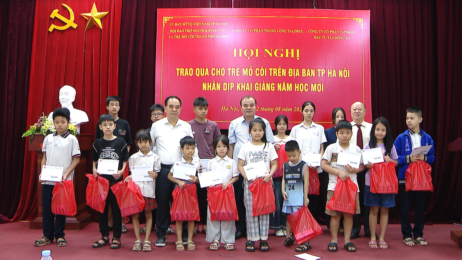 Hà Nội trao 100 suất quà cho học sinh mồ côi