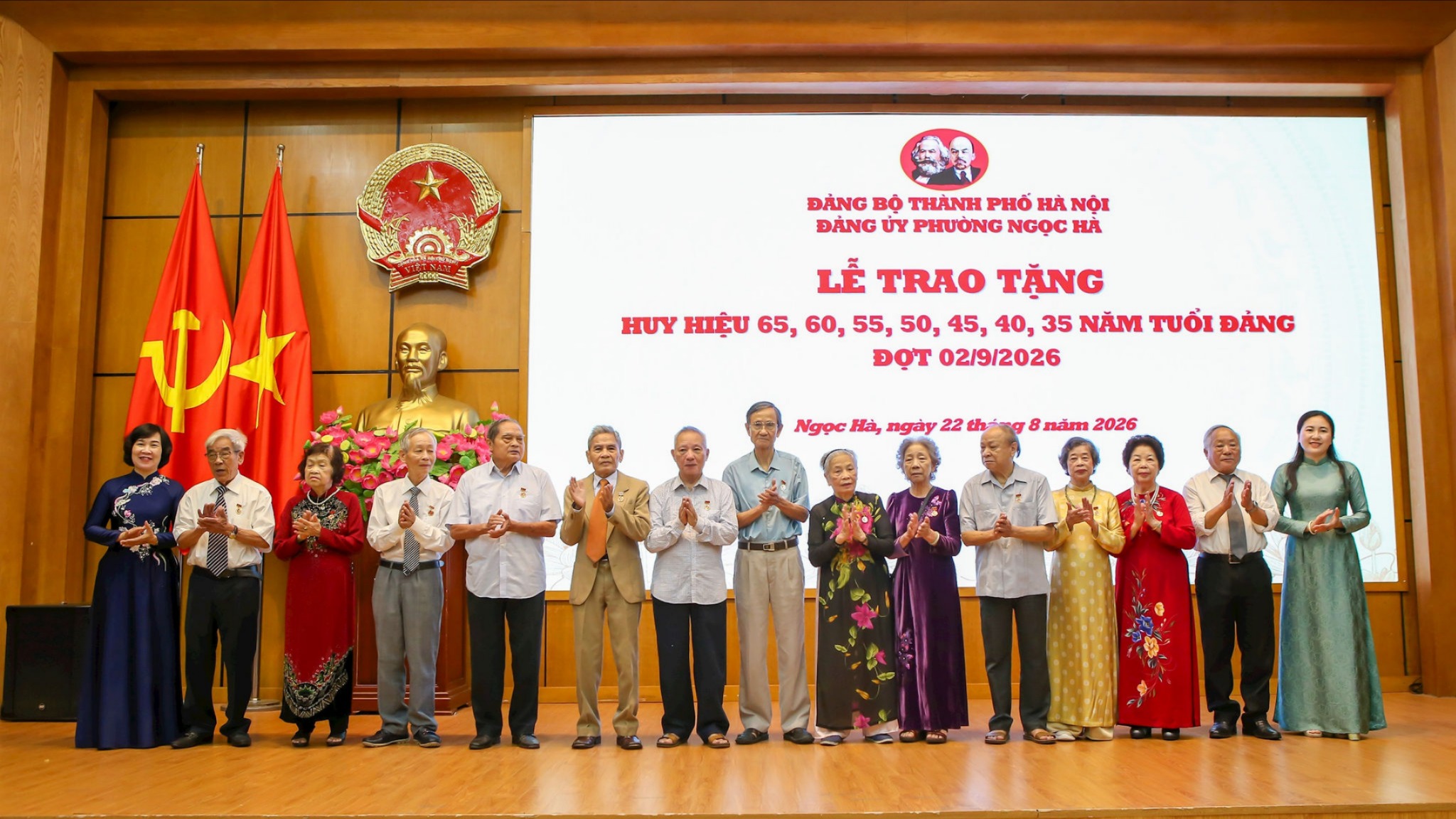 Phường Ngọc Hà tổ chức trao Huy hiệu Đảng đợt 2/9