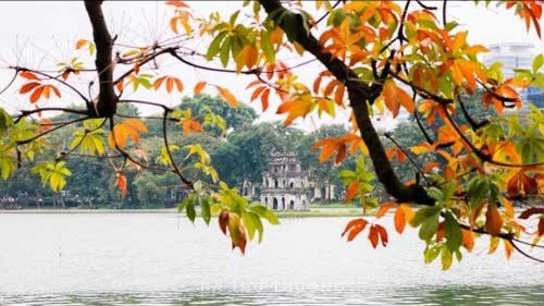 Hồ Gươm lãng mạn trong sắc thu 