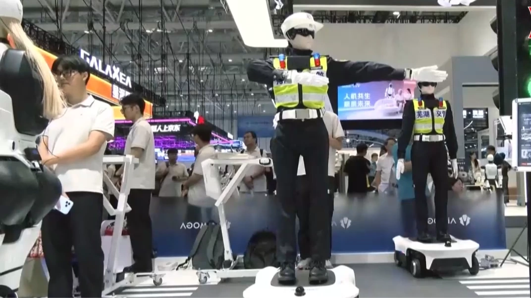 Trung Quốc phát triển robot hỗ trợ cảnh sát giao thông