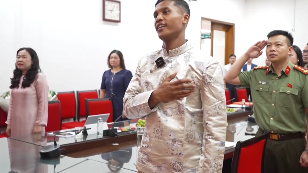Trung vệ Nguyễn Adou Leygley Minh có quốc tịch Việt Nam