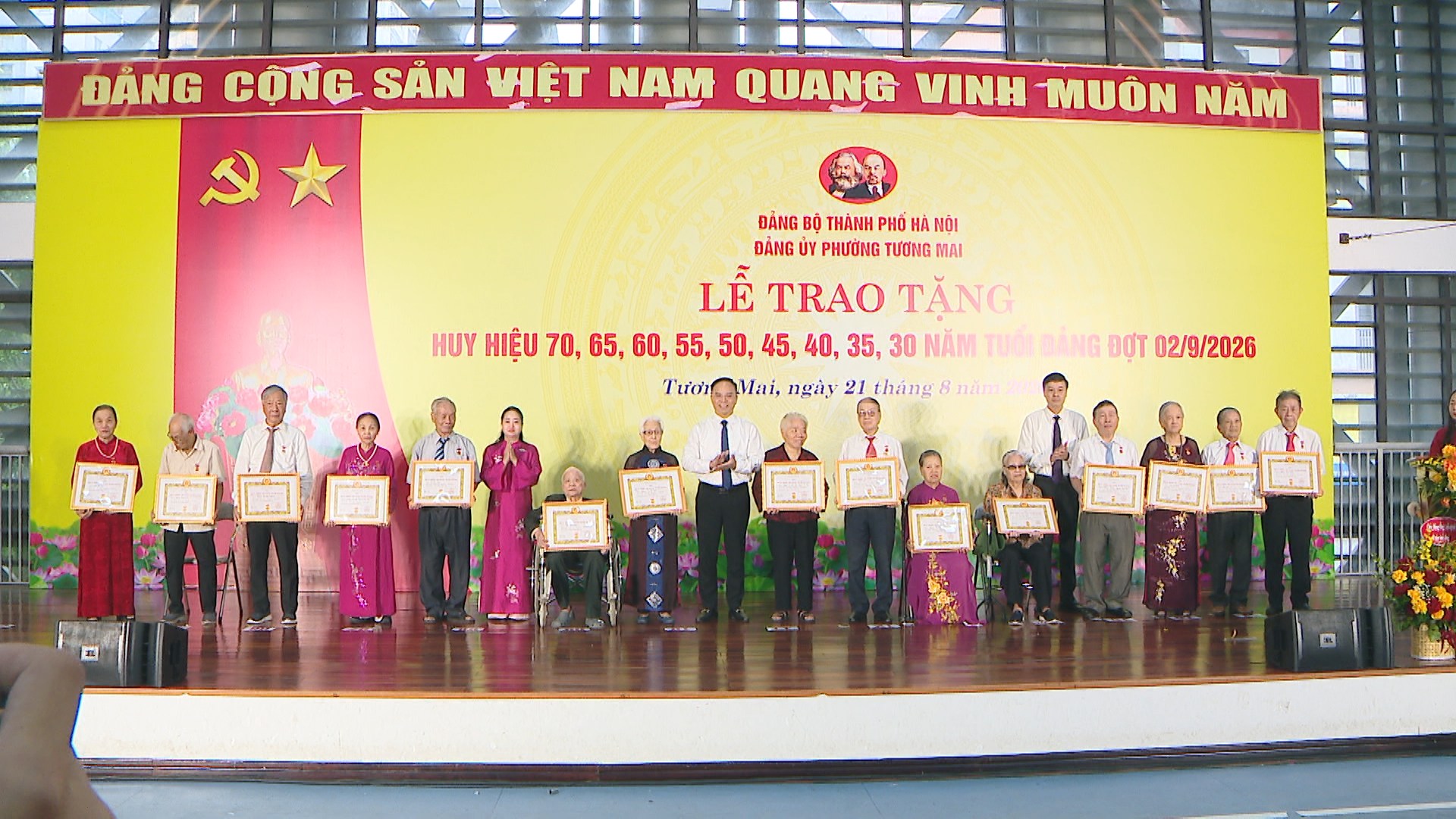 364 đảng viên phường Tương Mai nhận Huy hiệu Đảng đợt 2/9