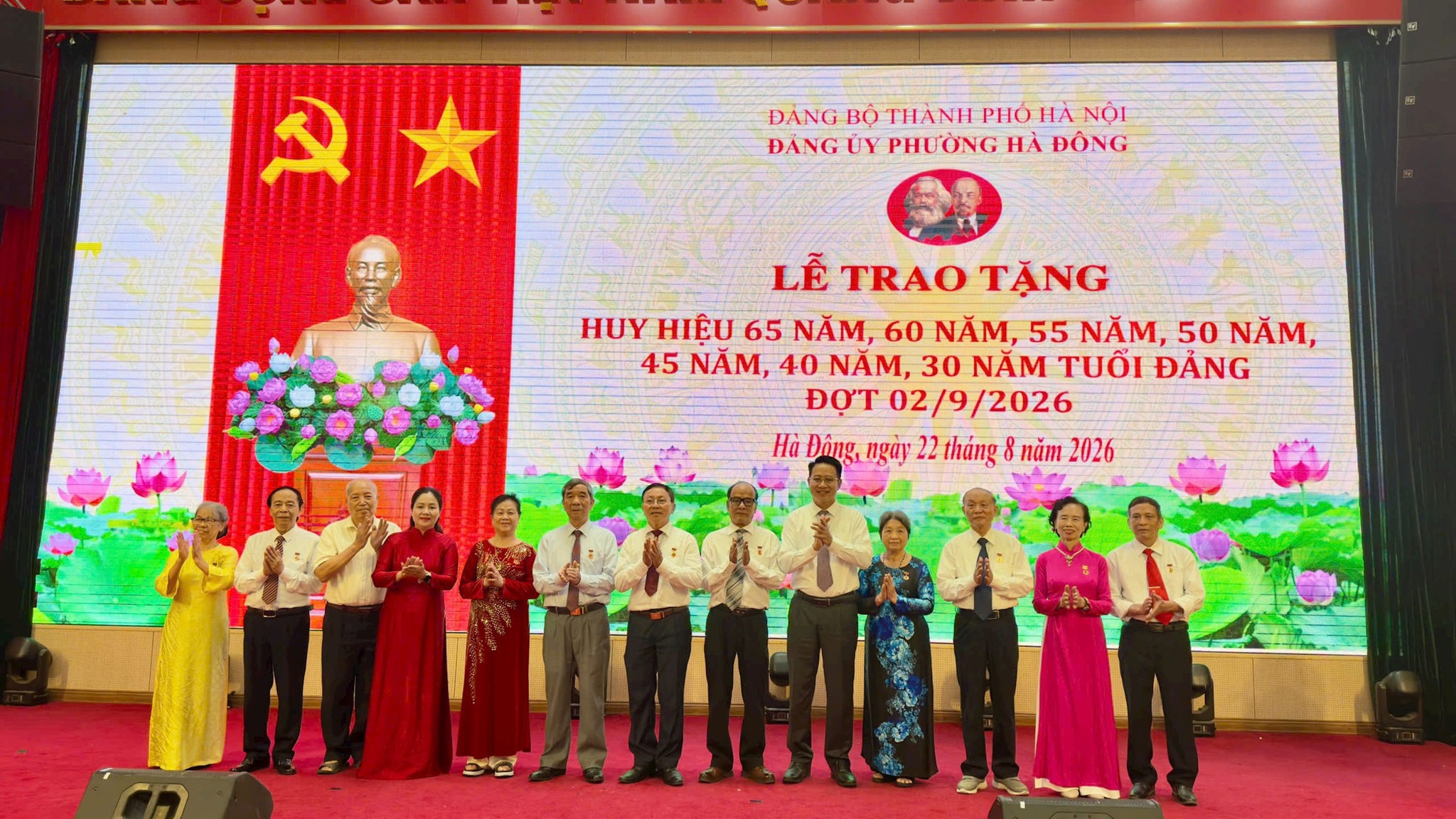 Phường Hà Đông trao Huy hiệu Đảng tặng 368 đảng viên 