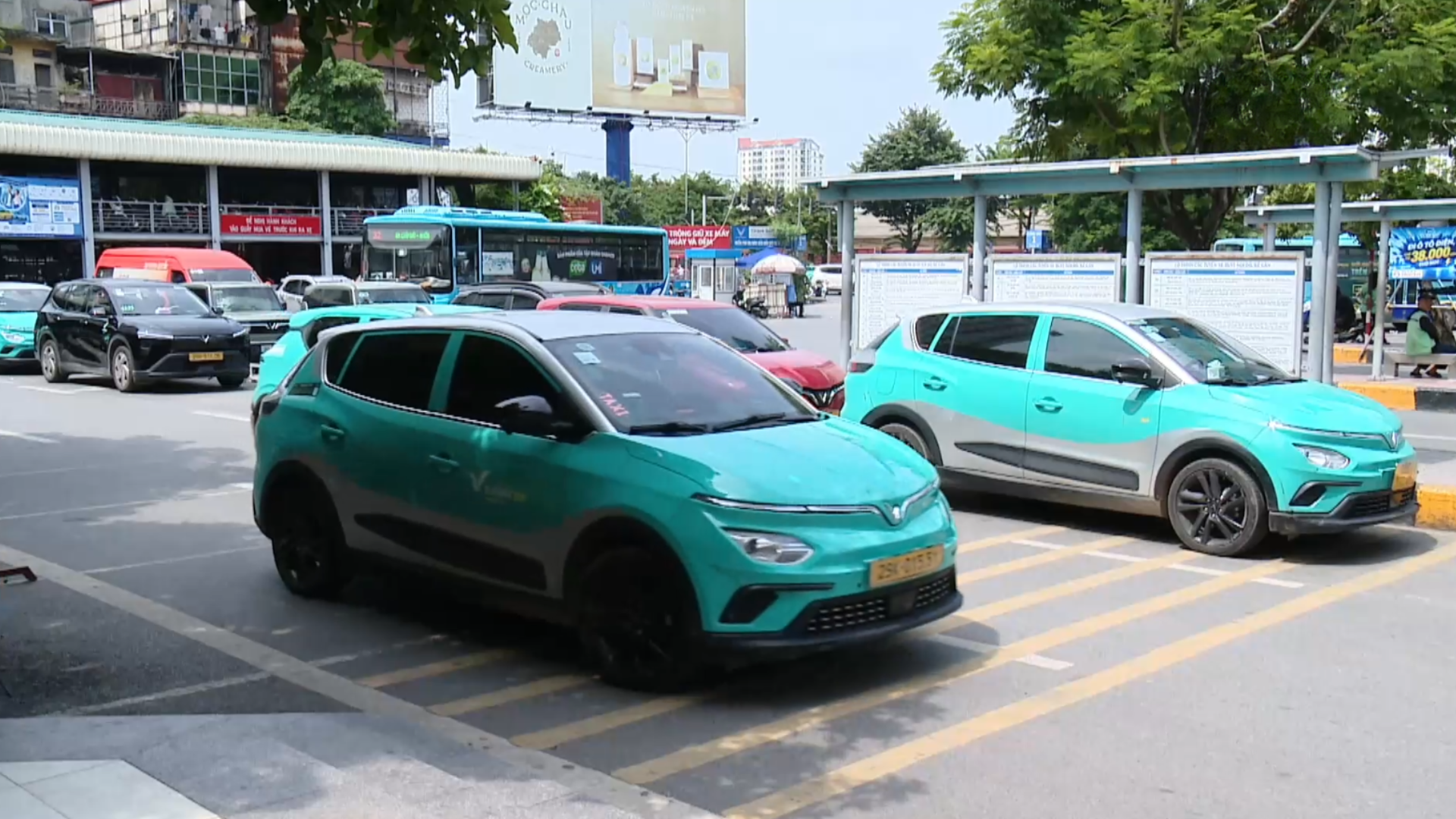 Xe trung chuyển đáp ứng nhu cầu của người dân
