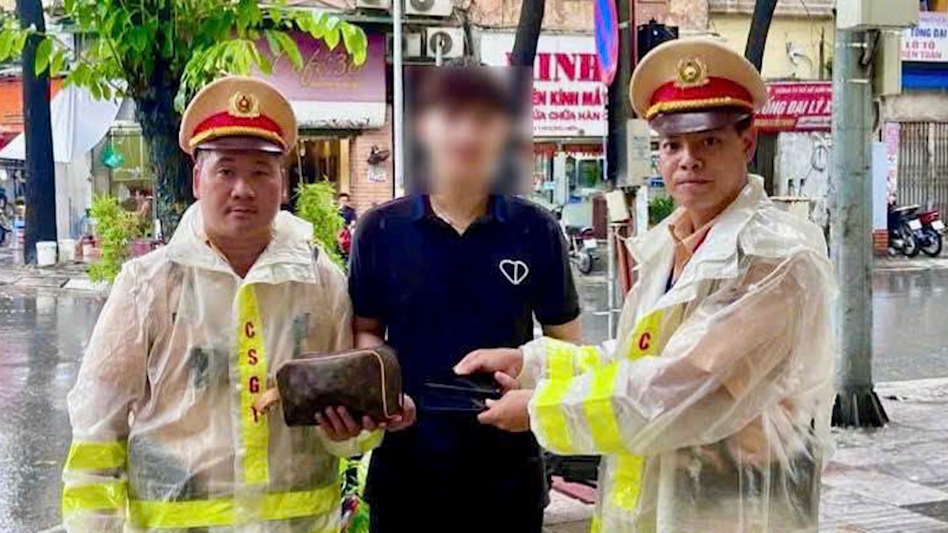 Hành động đẹp của CSGT giữa trời mưa lớn