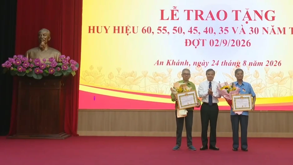 Xã An Khánh trao Huy hiệu Đảng dịp 2/9