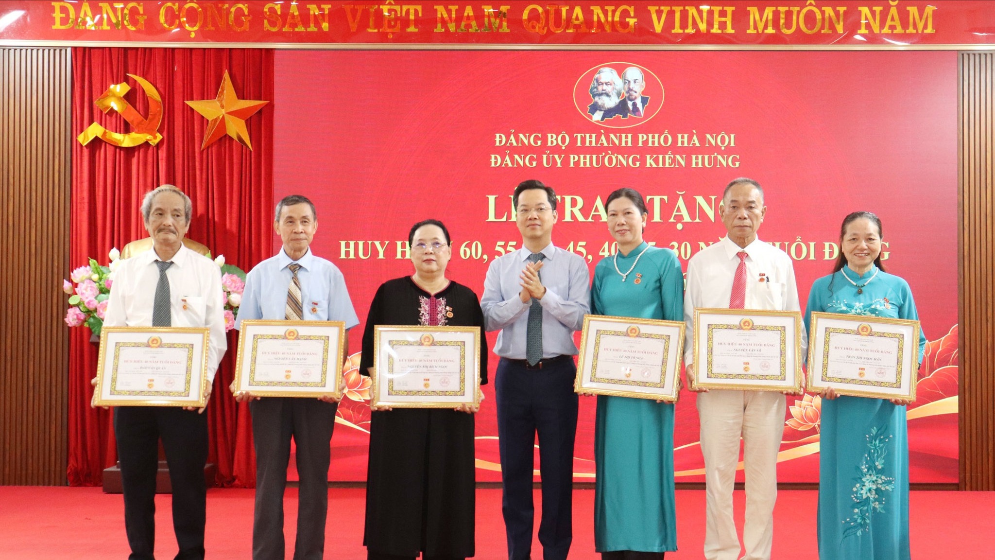 Phường Kiến Hưng trao Huy hiệu Đảng cho 133 đảng viên dịp 2/9